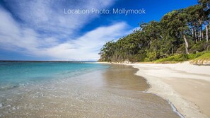 Beach nearby - Ocean Blue - Experience pure luxury in this incredibly stunning home (Mollymook)