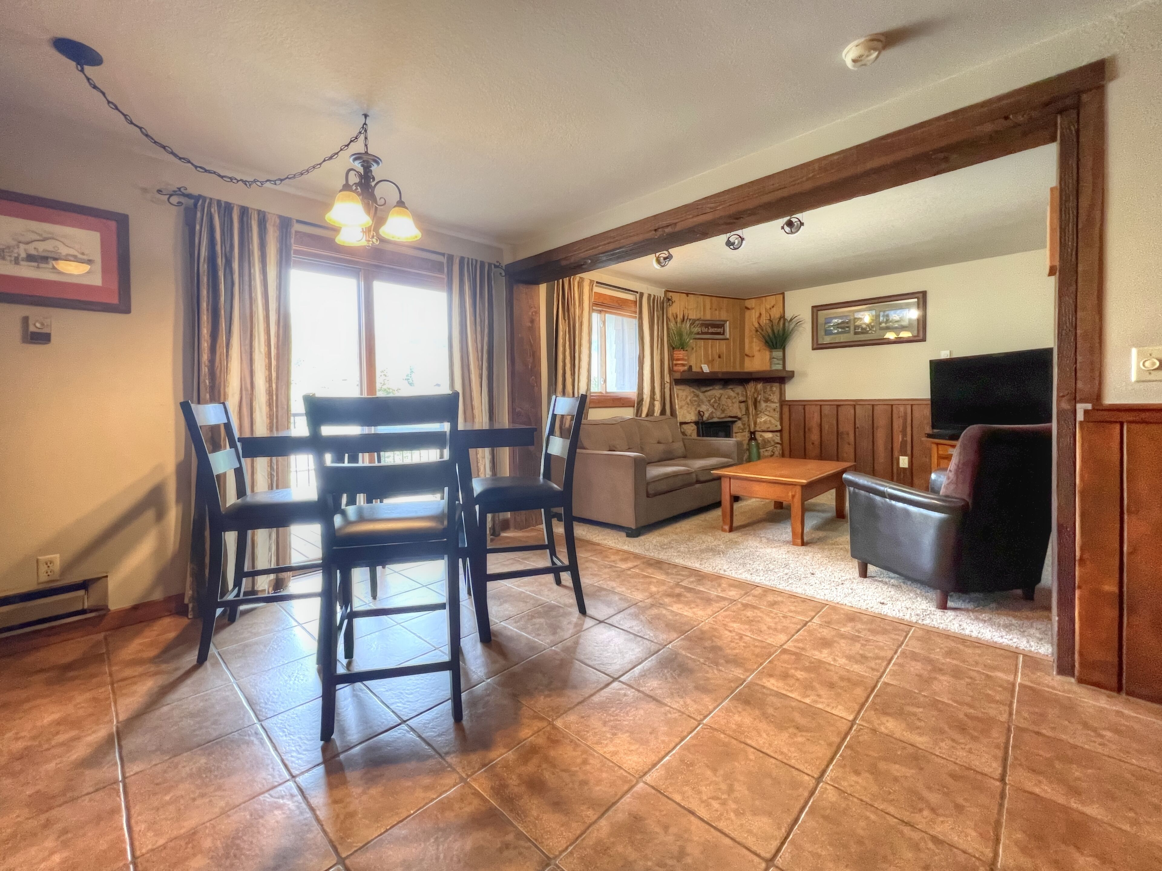 Fernseher, Tischfußball, Tischtennisplatte