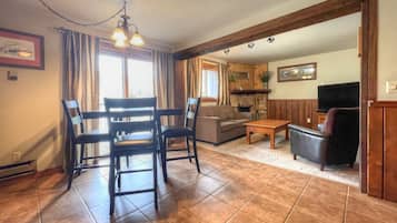 Fernseher, Tischfußball, Tischtennisplatte