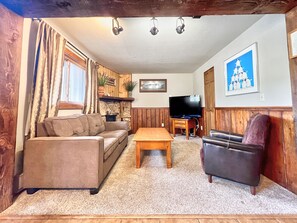 Télévision, baby-foot, table de tennis de table