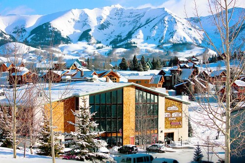 On Shuttle Route, Mountain Views! Great Rates, Pool & Hot Tub, Game Room!