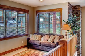 Fernseher, Kamin, Videospiele, DVD-Player