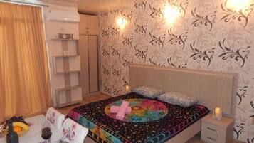 1 slaapkamer, een bureau, een strijkplank/strijkijzer, wifi