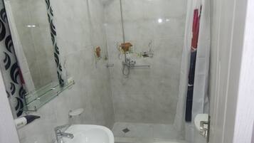Haartrockner, Handtücher, Seife, Shampoo