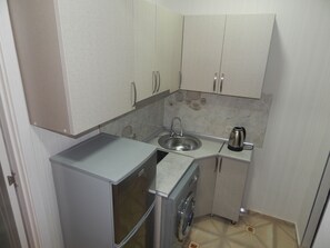 Kühlschrank, Herdplatte, Wasserkocher, Kochgeschirr/Geschirr/Besteck