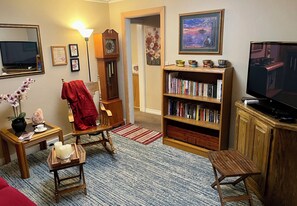 Smart TV, fireplace, DVD player, books - Cozy Vintage small Rustic Rose Cottage w 3 private Bedroom’s (Ione)