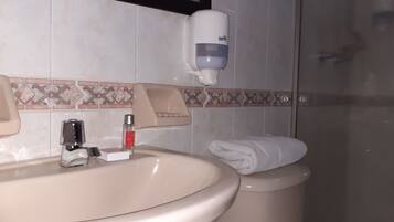 Habitación con 2 camas individuales | Baño | Ducha y cabezal de ducha tipo lluvia