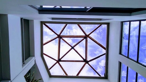 A modern interior with a skylight window and multiple smaller windows. - Gran Hotel Coral (Popayán)