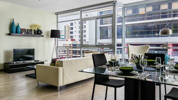 Apartamento, 1 quarto | Sala de estar | TV de tela plana