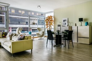 Appartement, 1 slaapkamer | Woonkamer | Een flatscreentelevisie