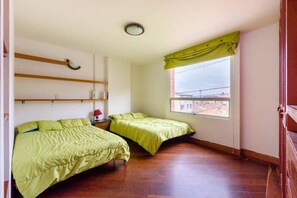 Individually furnished, desk, laptop workspace, free WiFi - La Macarena 2001 (Bogotá)