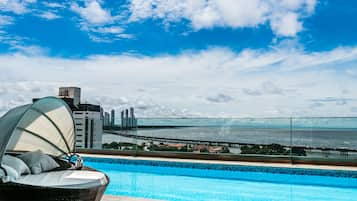 Una piscina al aire libre, una piscina infinita