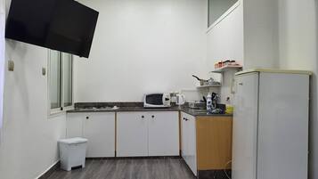 KylskÄp, mikrovÄgsugn, spishÀll och vattenkokare