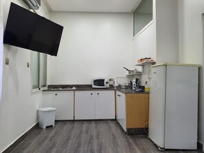 Kjøleskap, mikrobølgeovn, kokeplater og vannkoker