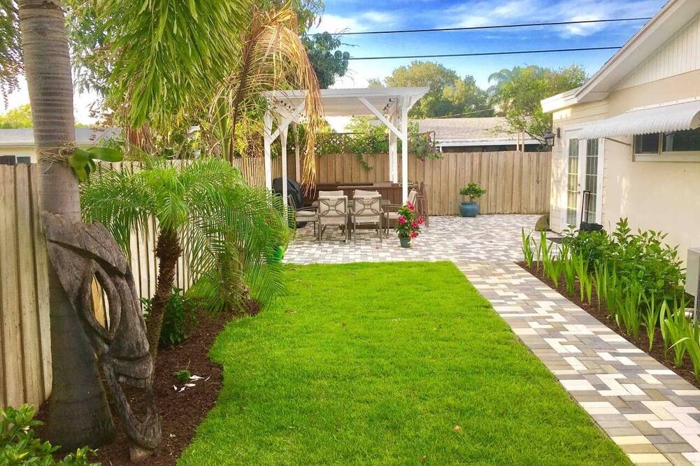 Palm Beach Studio Retreat - outdoor patio grill