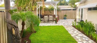 Palm Beach Studio Retreat - outdoor patio grill