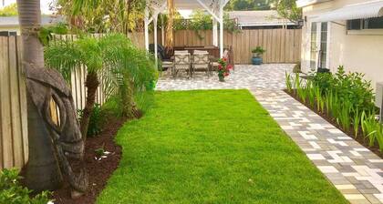 Palm Beach Studio Retreat - outdoor patio grill