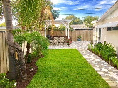 Palm Beach Studio Retreat - outdoor patio grill