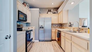 KĂŒhlschrank, Mikrowelle, Ofen, Herdplatte