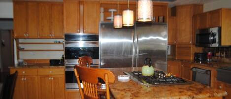 ثلاجة، ميكروويف، فرن، موقد طهي مسطح