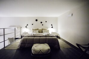 Luxury Quadruple Room (Manhattan) | Minibar, individually decorated, individually furnished, desk - BB Casamatta (Naples)