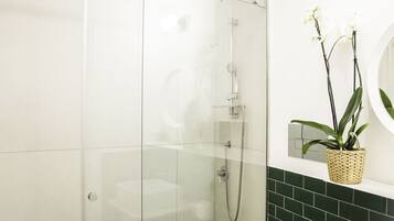 Deluxe Double Room (Assenzio) | Bathroom shower
