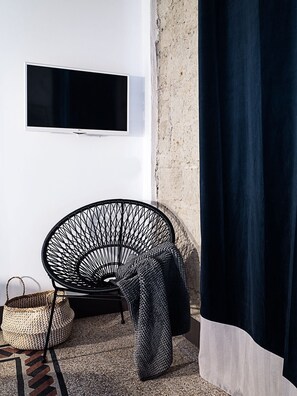 Deluxe Double Room (Old Fashioned) | Minibar, individually decorated, individually furnished, desk - BB Casamatta (Naples)