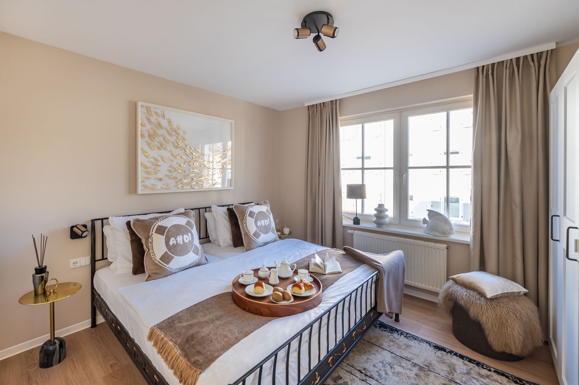 Une chambre à coucher avec un lit, une table de chevet, une fenêtre et une vue sur la ville.