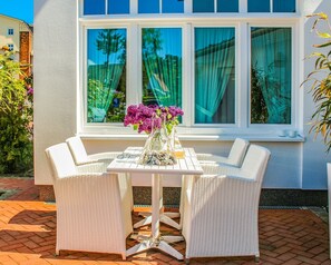 Outdoor dining - Apartment 08 top floor - Villa Meernixe - only 50 meters to the Baltic Sea beach (Binz)