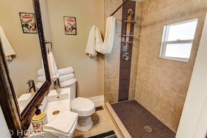 Baignoire, articles de toilette gratuits, sĂšche-cheveux