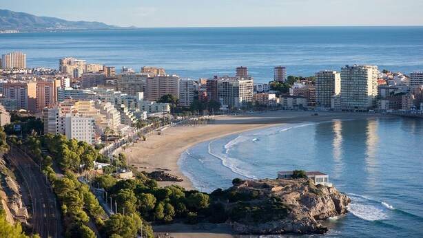 A coastal cityscape with a beach, buildings, and a rocky outcrop. - Beachfront apartment with spectacular views
About this space (Oropesa del Mar (Castellón))