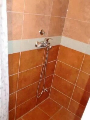 Bathroom shower - Apartmani Music (Sutomore)