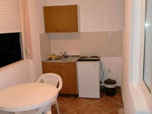 Apartment, 2 Twin Beds (3) | Private kitchenette | Fridge, stovetop, cookware/dishes/utensils - Apartmani Music (Sutomore)