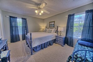 4 Schlafzimmer, Schreibtisch, Bügeleisen/Bügelbrett, Reisekinderbett