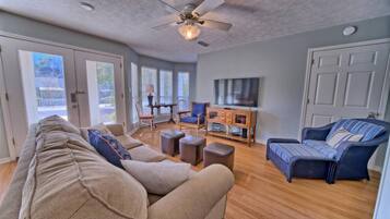 Een smart-tv en boeken