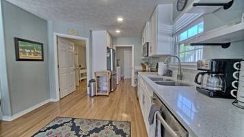 Een koelkast, een magnetron, een oven, een kookplaat