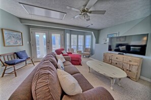 Smart TV, books - A Block Away Bliss: Steps from Seaside & Sand! (Santa Rosa Beach)
