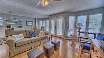 Een smart-tv en boeken