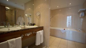 A modern bathroom with two sinks, a large mirror, and a bathtub. - Standard Double Room - Dorint Hotel am Dom Erfurt (Erfurt)