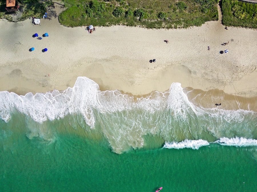 Perto da praia, areia branca, prática de ioga na praia
