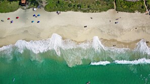 Ubicación cercana a la playa, arena blanca y yoga en la playa