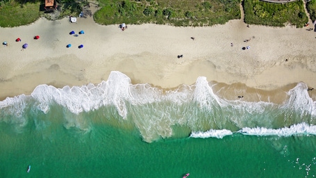 Una playa cerca, arena blanca, yoga en la playa, vóleibol de playa. LONGBOARD PARADISE SUITES