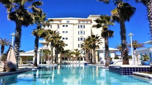 Utendørsbasseng og et oppvarmet basseng