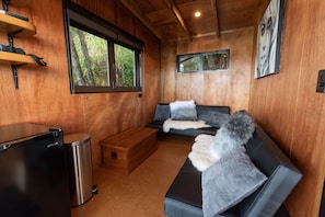 TV connectée, livres, chaîne hi-fi