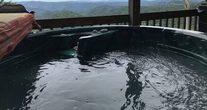 Breath Taking View of the Highlands of the Roan with Hot Tub and Pool Table