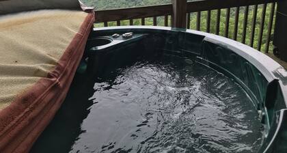 Breath Taking View of the Highlands of the Roan with Hot Tub and Pool Table
