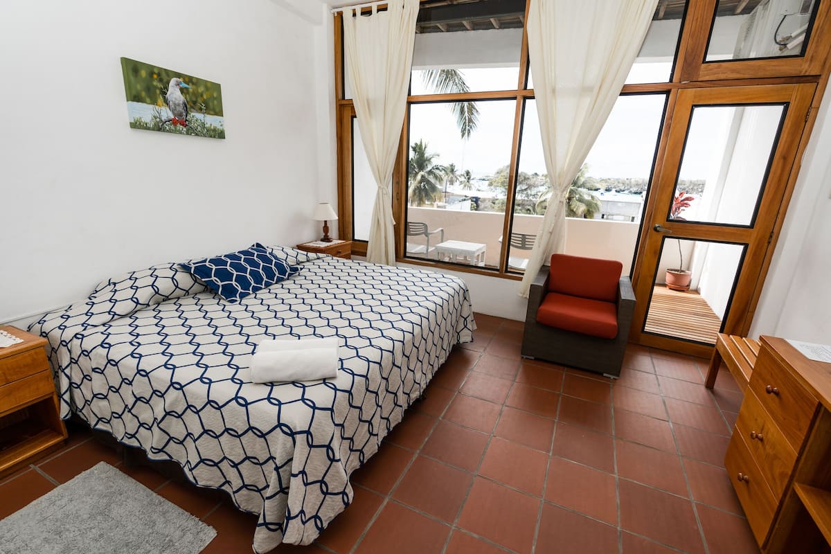 Quarto casal, 1 cama Queen, vista para o mar | Cofres nos quartos, ferros/tábuas de passar roupa, roupa de cama