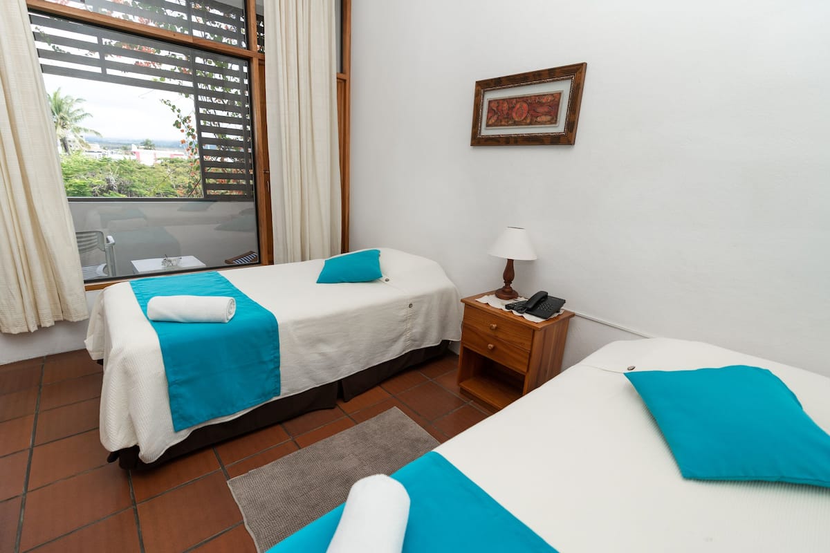 Cofres nos quartos, ferros/tábuas de passar roupa, roupa de cama
