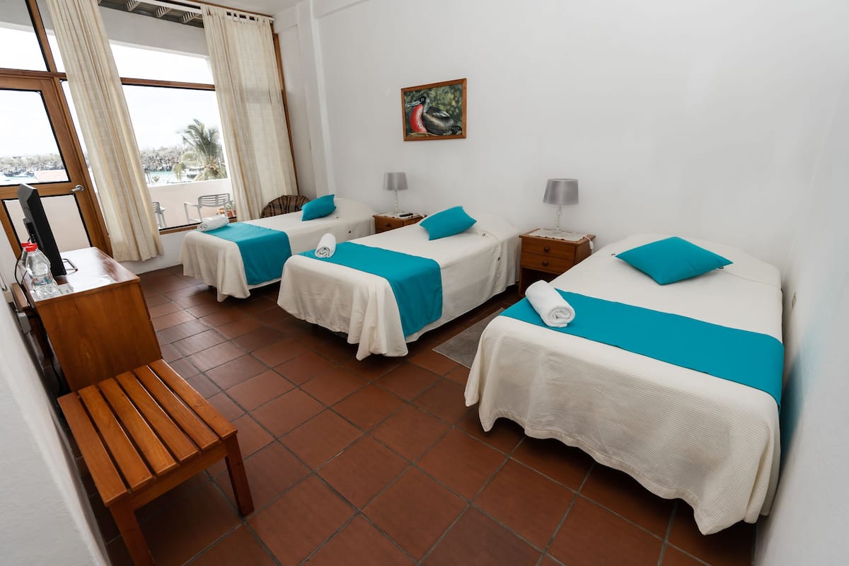 Quarto triplo standard, 3 camas de solteiro | Cofres nos quartos, ferros/tábuas de passar roupa, roupa de cama