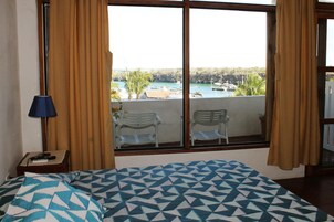 Caja de seguridad en la habitación y tabla de planchar con plancha 